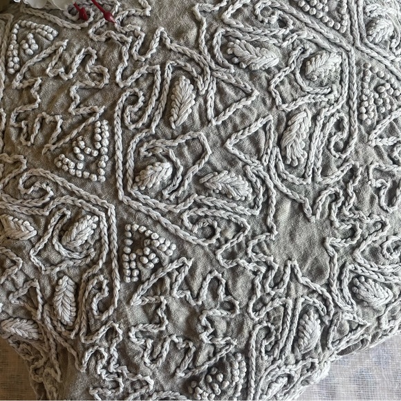 Premium embroidered cushion cover - Picture 4 of 5